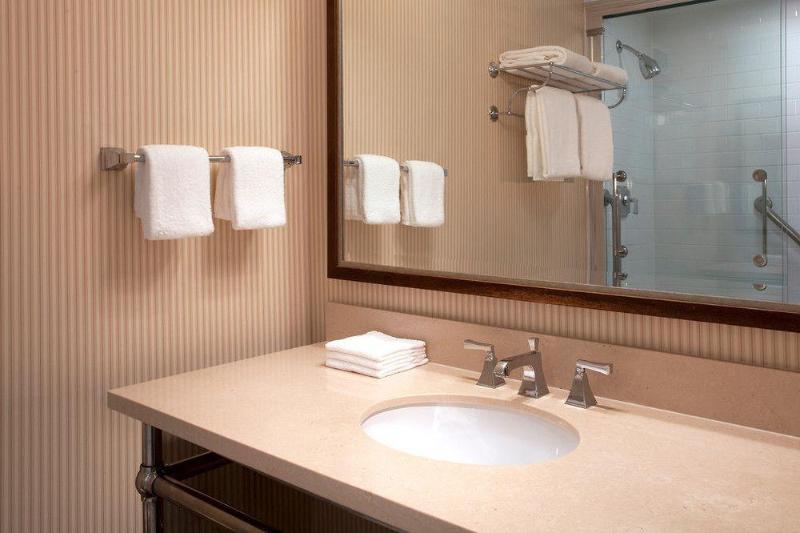 Отель Sheraton Louisville Riverside