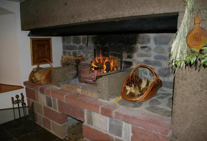 Aamiaismajoitus (B&B) Le Clos Des Pierres Rouges