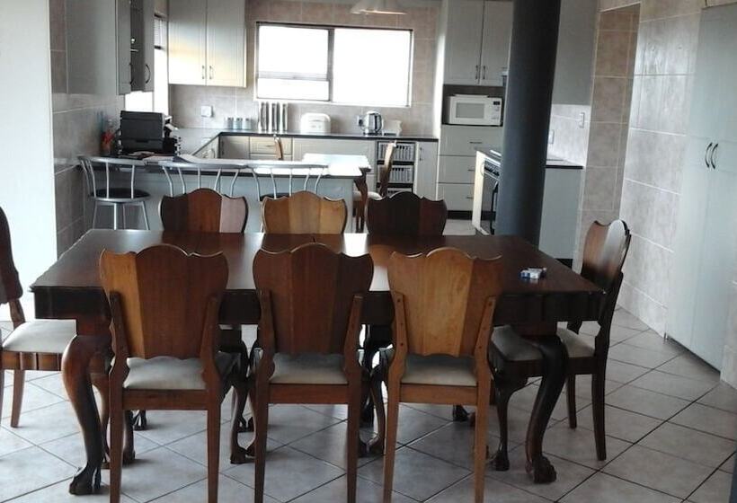 פנסיון The Whales Beach House