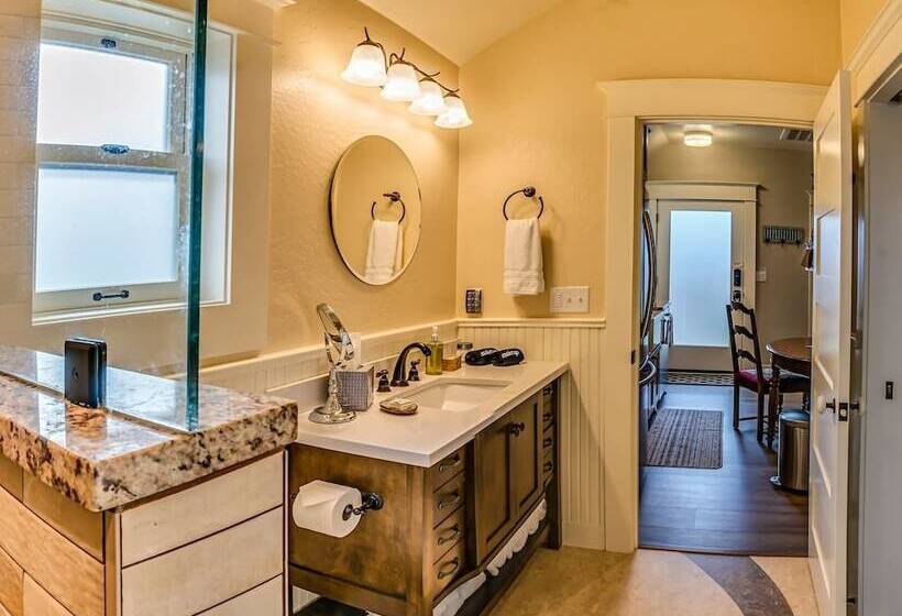 Redtail Suites~orliena Suite ~tesla Station