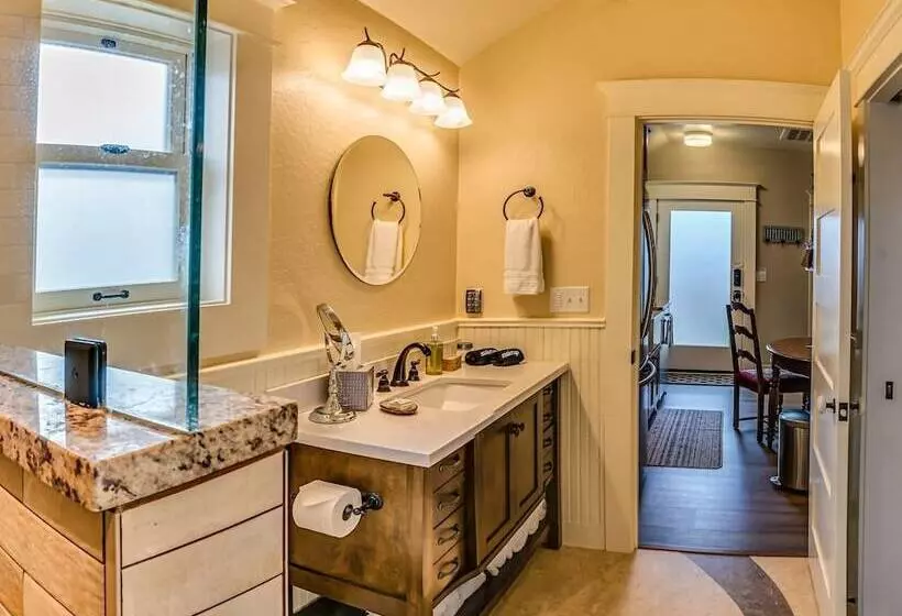 Redtail Suites~orliena Suite ~tesla Station