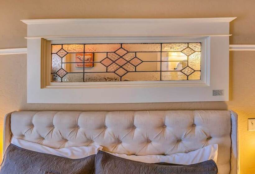 Redtail Suites~orliena Suite ~tesla Station