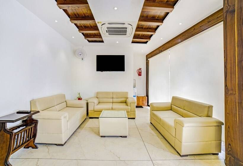 Fabhotel Three Palms