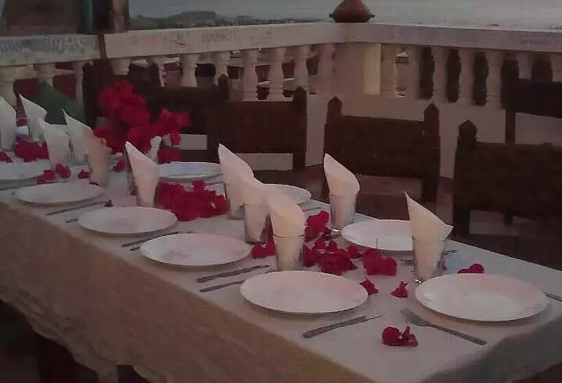 Nomad Surf House   Hostel