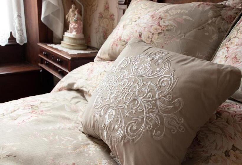 Gifford Risley House Bed And Breakfast