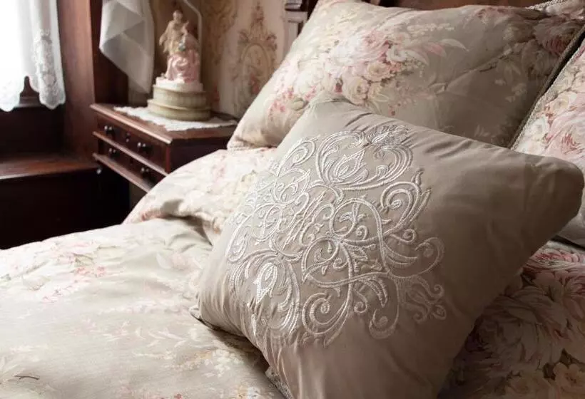 Gifford Risley House Bed And Breakfast