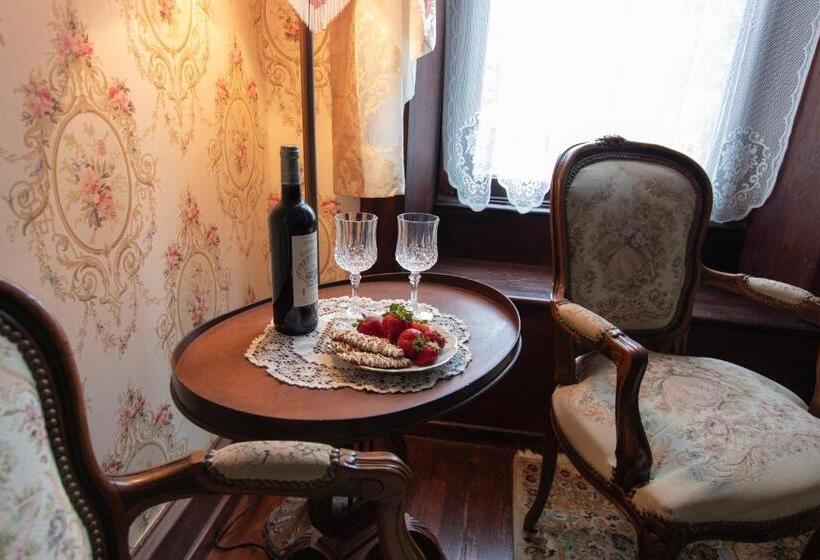 Gifford Risley House Bed And Breakfast