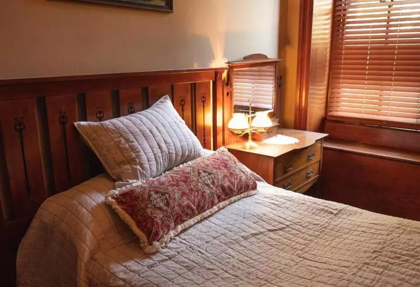 Gifford Risley House Bed And Breakfast