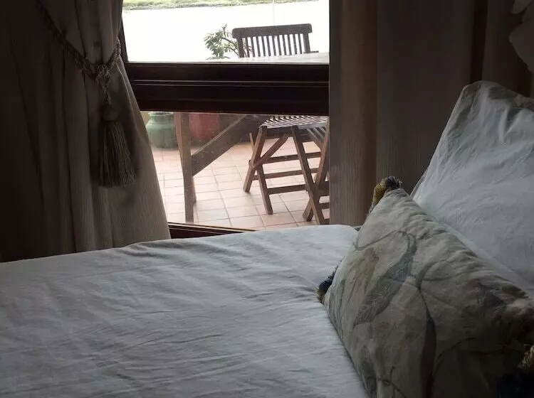 ユースホステル Riverfront Homestay