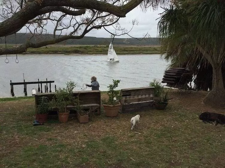 ユースホステル Riverfront Homestay