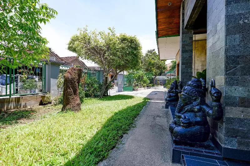 Hotelli Spot On 2821 Griya Kawula Syariah