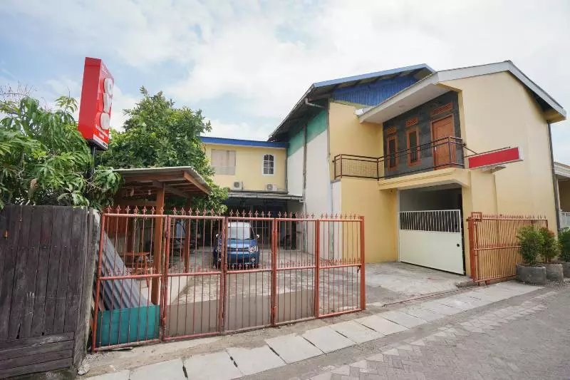ホテル Oyo 2656 Az Zahra Residence Syariah