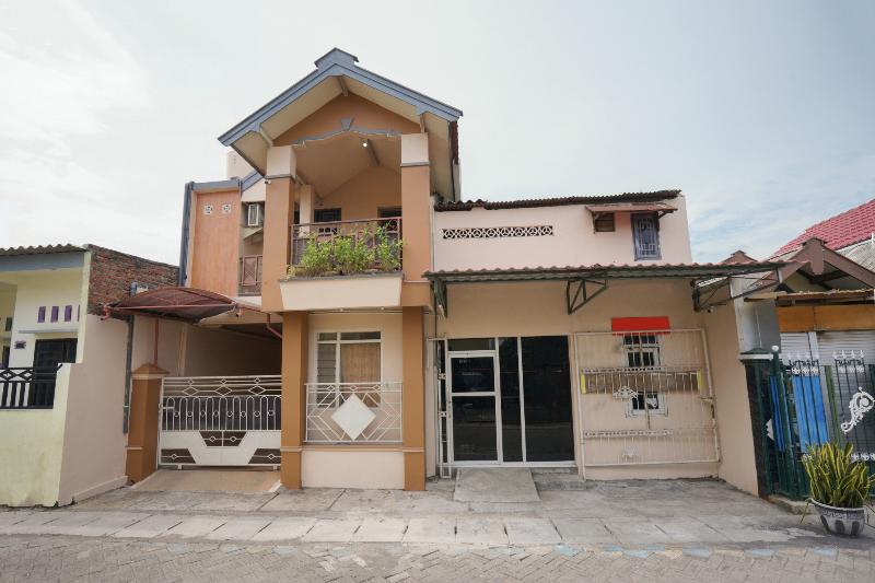 בית מלון כפרי Oyo 2656 Az Zahra Residence Syariah