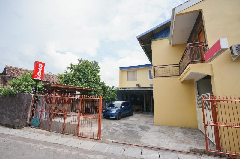 בית מלון כפרי Oyo 2656 Az Zahra Residence Syariah