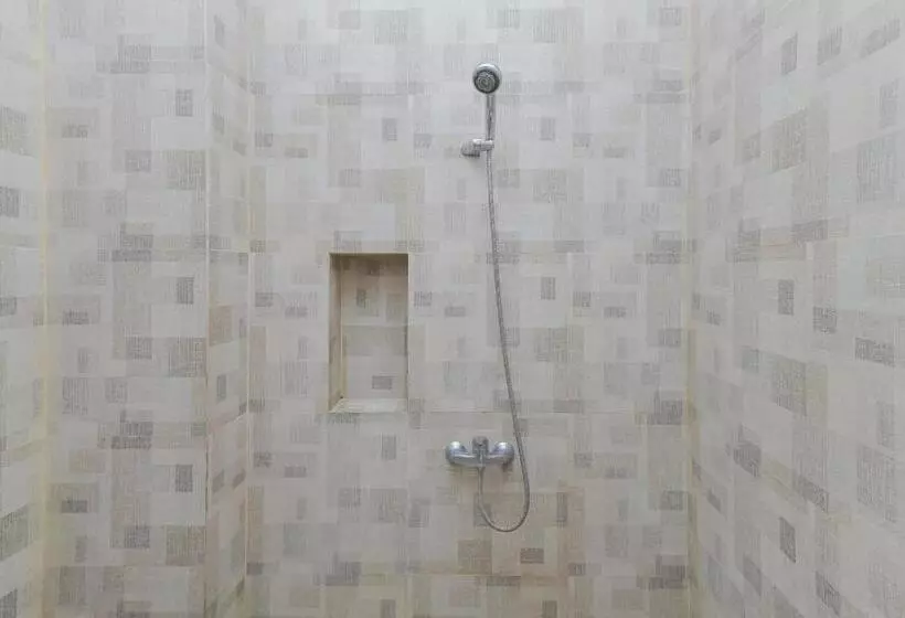 ホテル Reddoorz At Ngaggel Jaya Surabaya