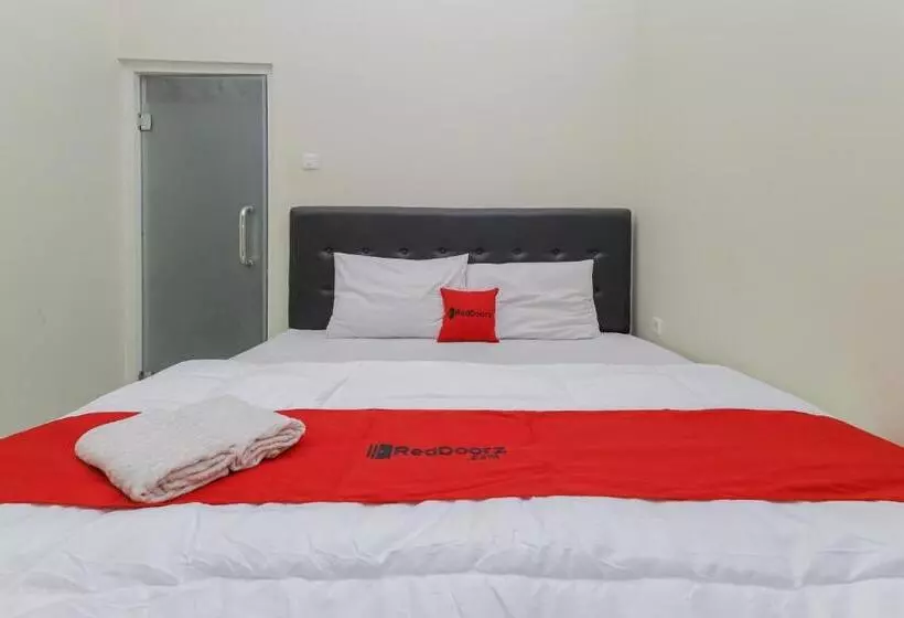 ホテル Reddoorz At Ngaggel Jaya Surabaya