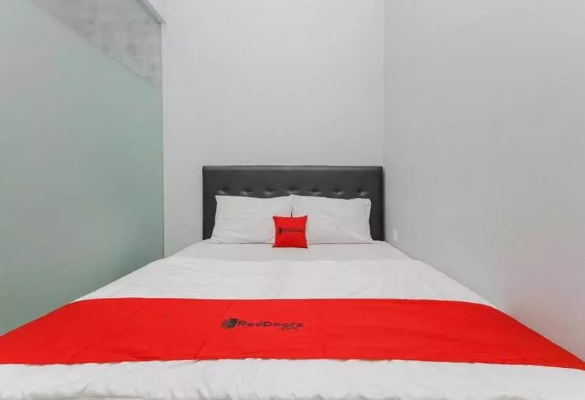 ホテル Reddoorz At Ngaggel Jaya Surabaya