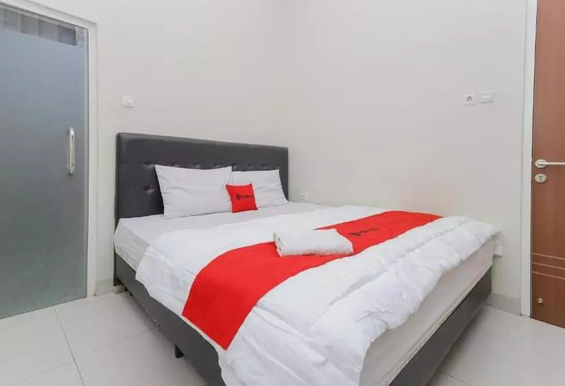 ホテル Reddoorz At Ngaggel Jaya Surabaya