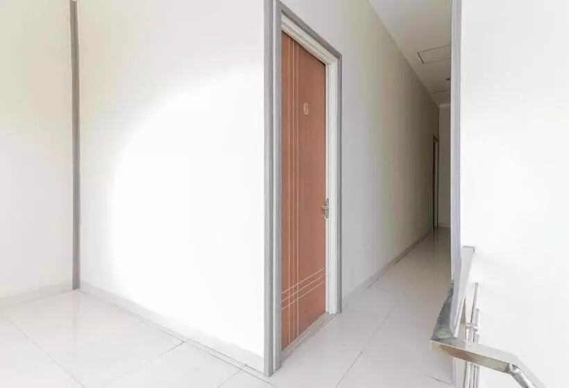 ホテル Reddoorz At Ngaggel Jaya Surabaya