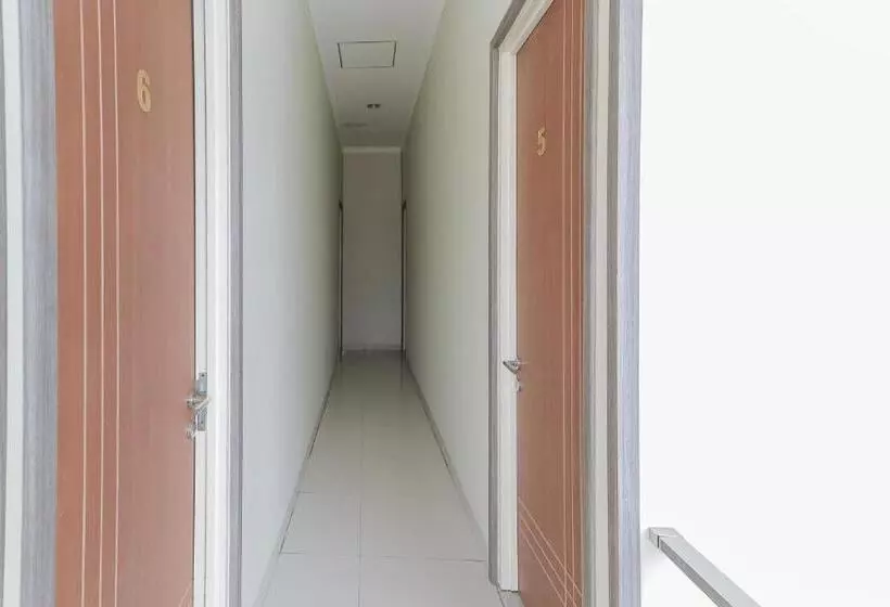 ホテル Reddoorz At Ngaggel Jaya Surabaya