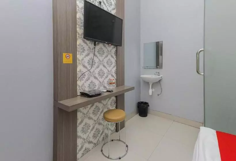 ホテル Reddoorz At Ngaggel Jaya Surabaya