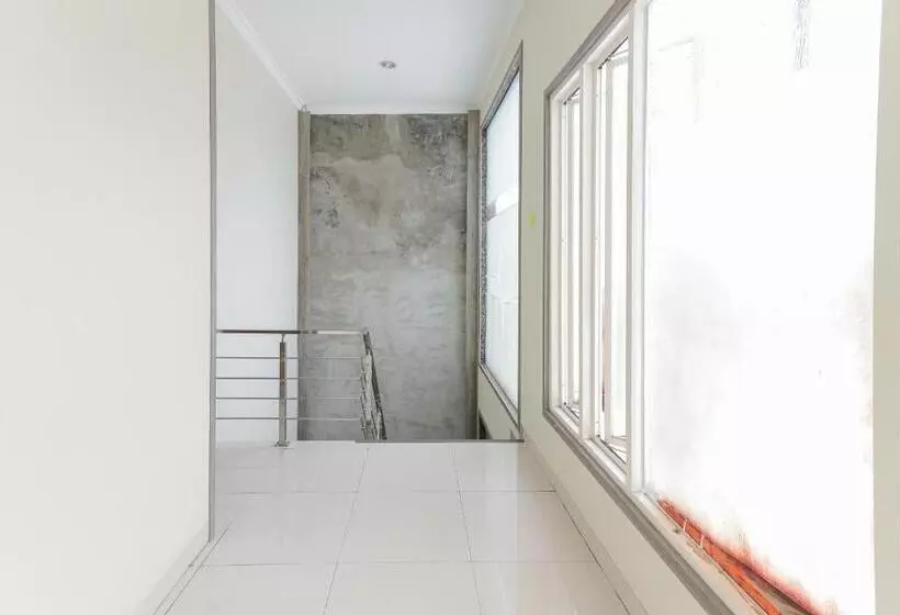 ホテル Reddoorz At Ngaggel Jaya Surabaya