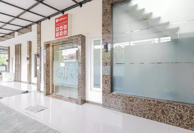 ホテル Reddoorz At Ngaggel Jaya Surabaya