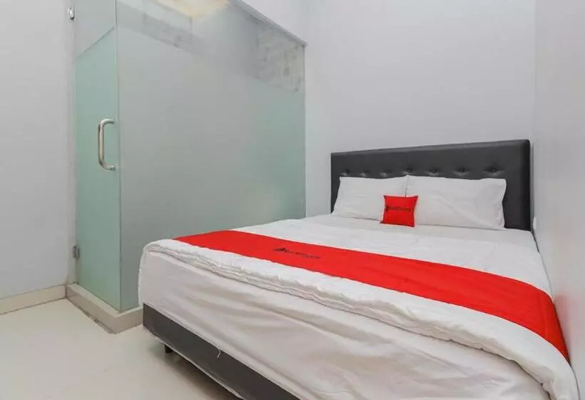 ホテル Reddoorz At Ngaggel Jaya Surabaya