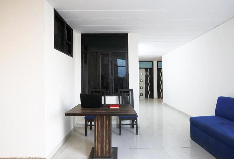 Отель Oyo 61722 Rajmahal Residency