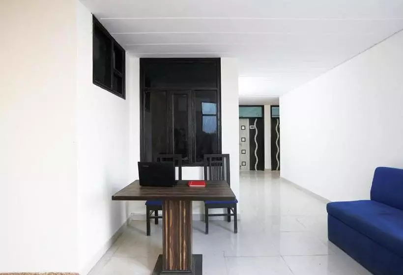 ホテル Oyo 61722 Rajmahal Residency