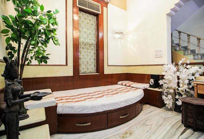 هتل Fabexpress Raj Megh