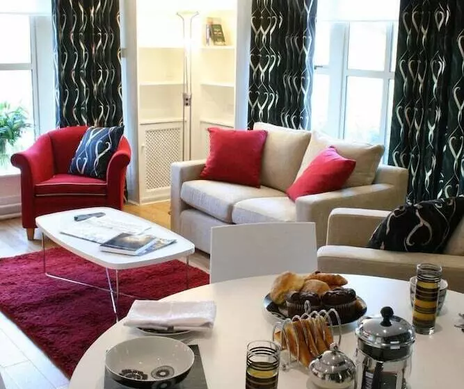 پانسیون Brennan Court Guest Accommodation