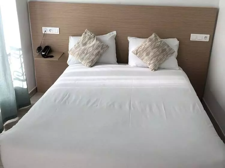 ホテル Hôtel Le National Clichy Paris