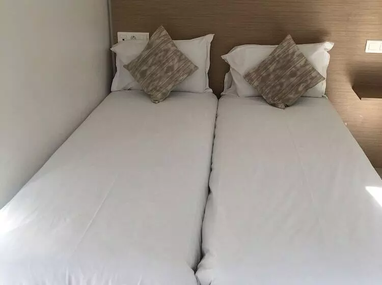 ホテル Hôtel Le National Clichy Paris