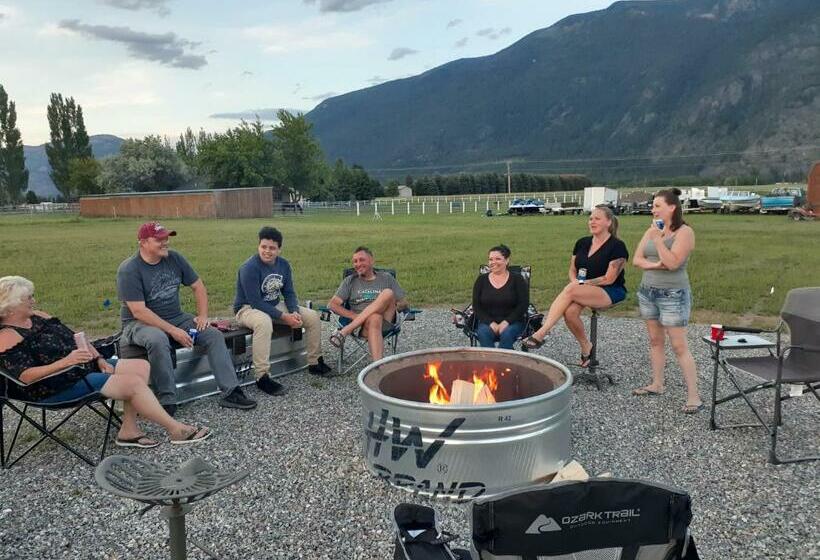 Motel Glacier Acres Guest Ranch