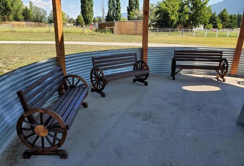 Motel Glacier Acres Guest Ranch