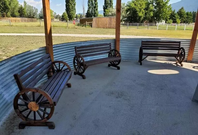 Motelli Glacier Acres Guest Ranch