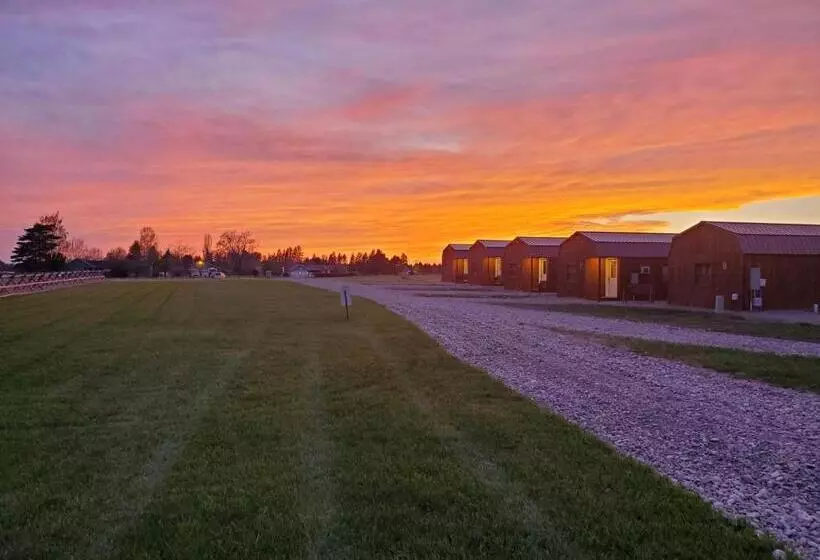 Motelli Glacier Acres Guest Ranch