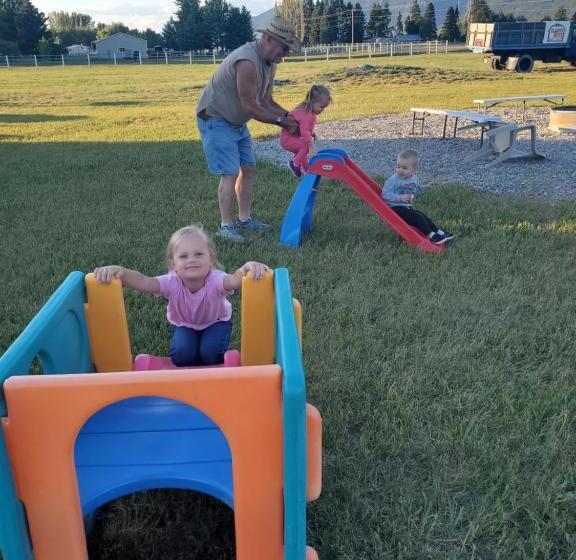 Motel Glacier Acres Guest Ranch