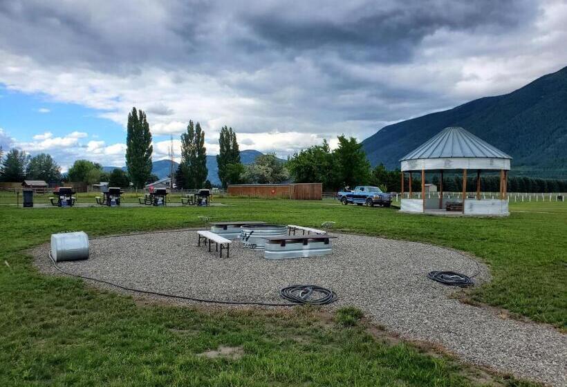 Motel Glacier Acres Guest Ranch