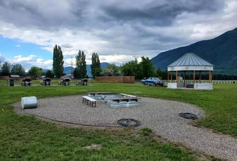 Motelli Glacier Acres Guest Ranch