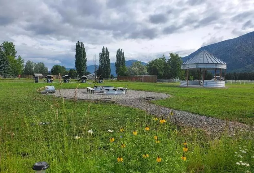 Motelli Glacier Acres Guest Ranch