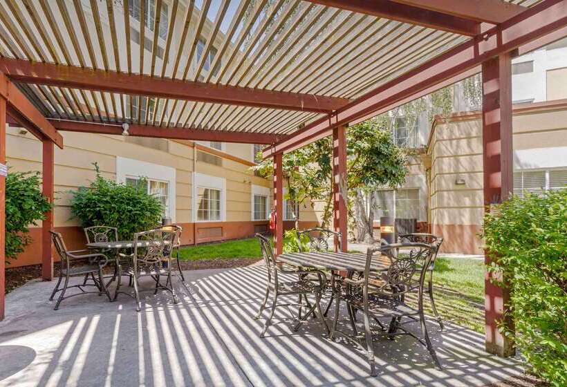 בית מלון כפרי Extended Stay America Suites Pleasanton Chabot Dr