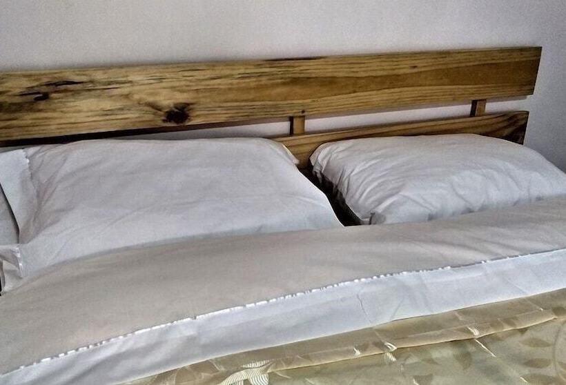 Anais Y Nicolas Hostel