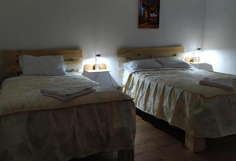 Anais Y Nicolas Hostel