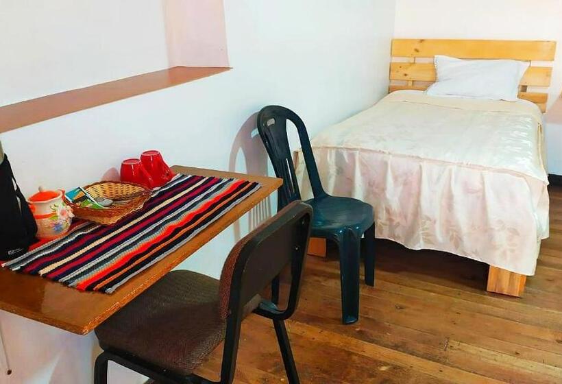 Anais Y Nicolas Hostel