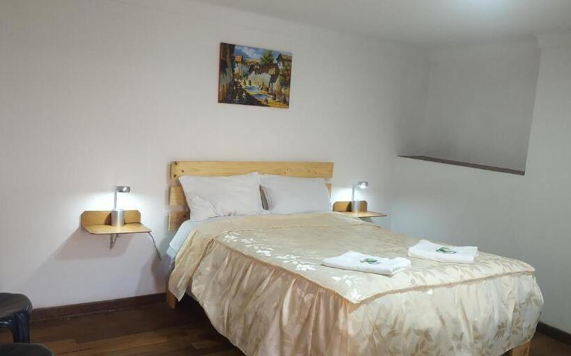 Anais Y Nicolas Hostel