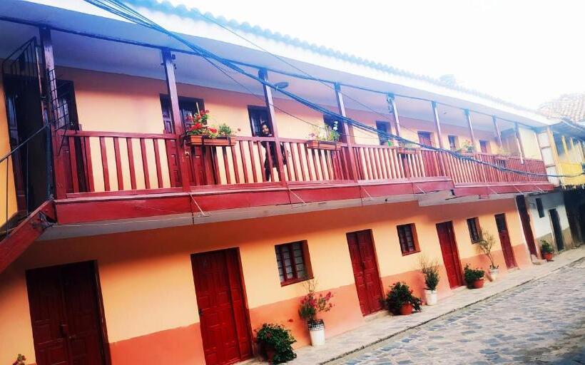 Anais Y Nicolas Hostel