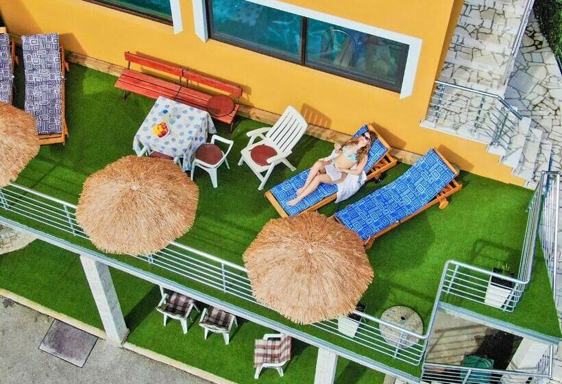 پانسیون Lola S House