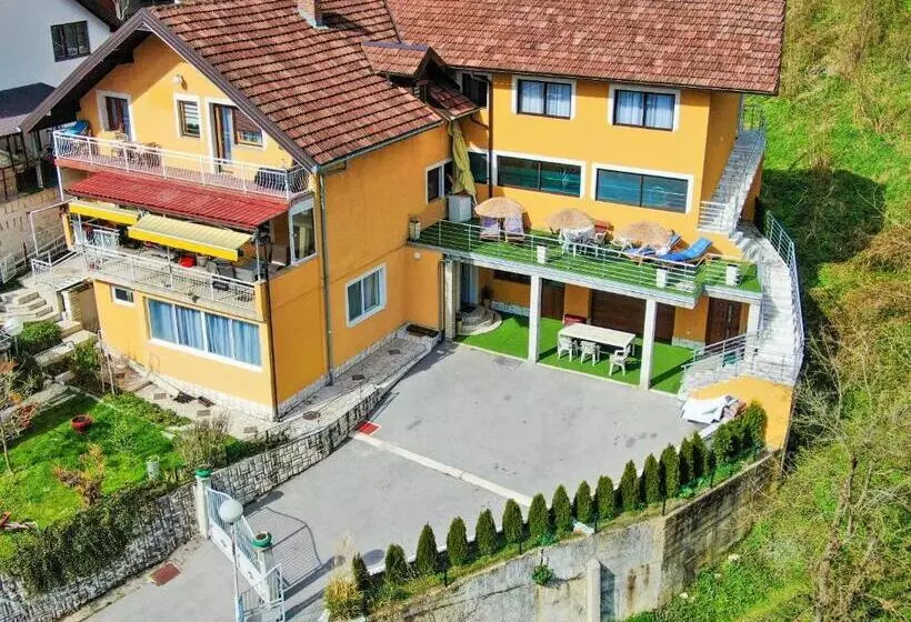 پانسیون Lola S House